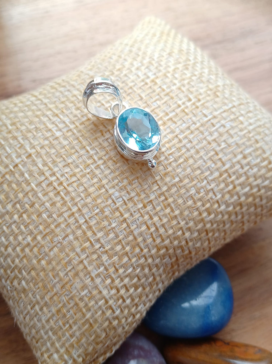 Sterling Silver Faceted Ovel Blue Topaz Pendant Necklace – 18” Trace Chain